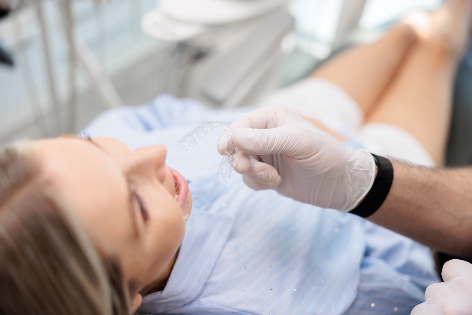 Übergabe der Aligner-Schiene an die Patientin
