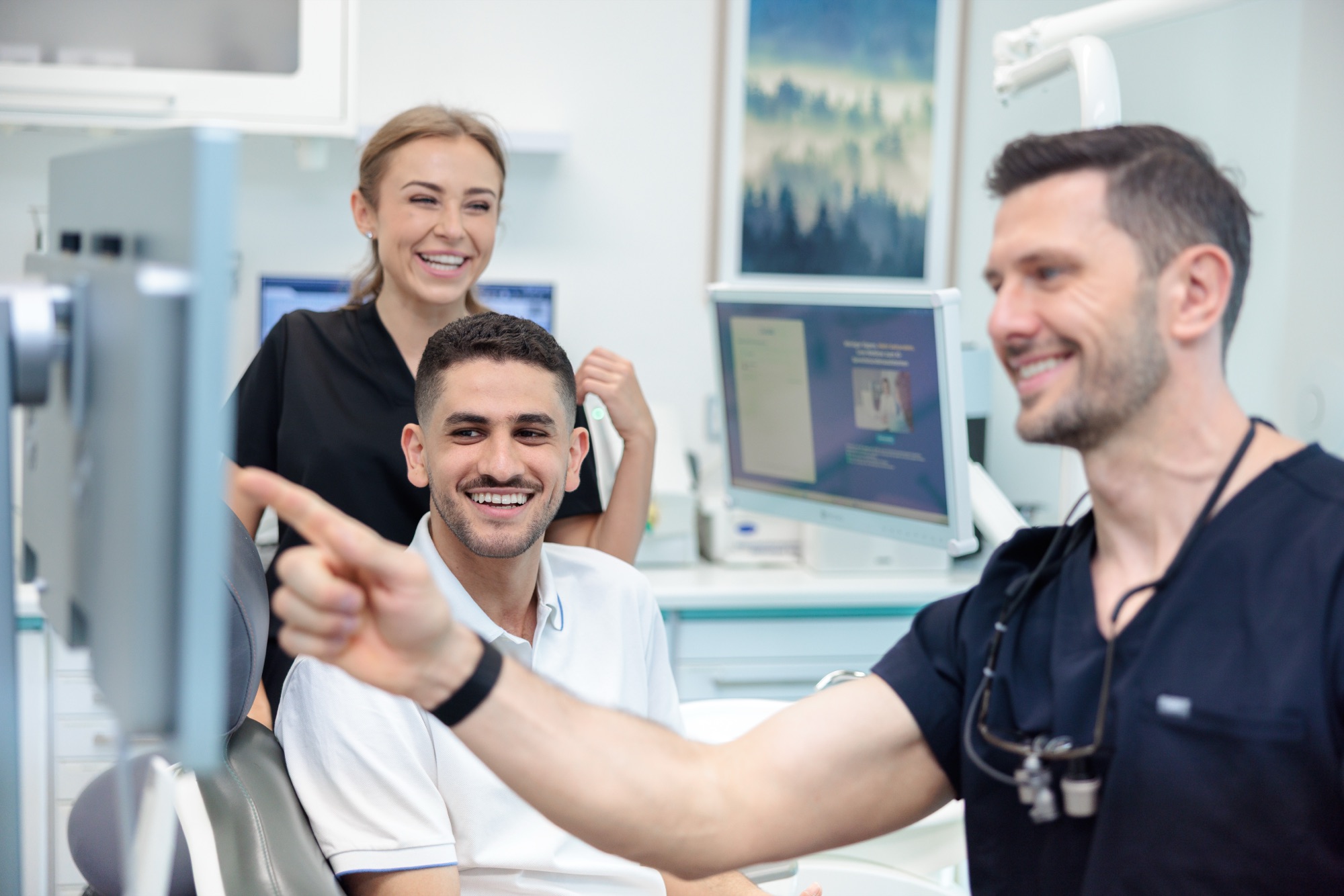 Patientin lacht mit dem Praxisteam